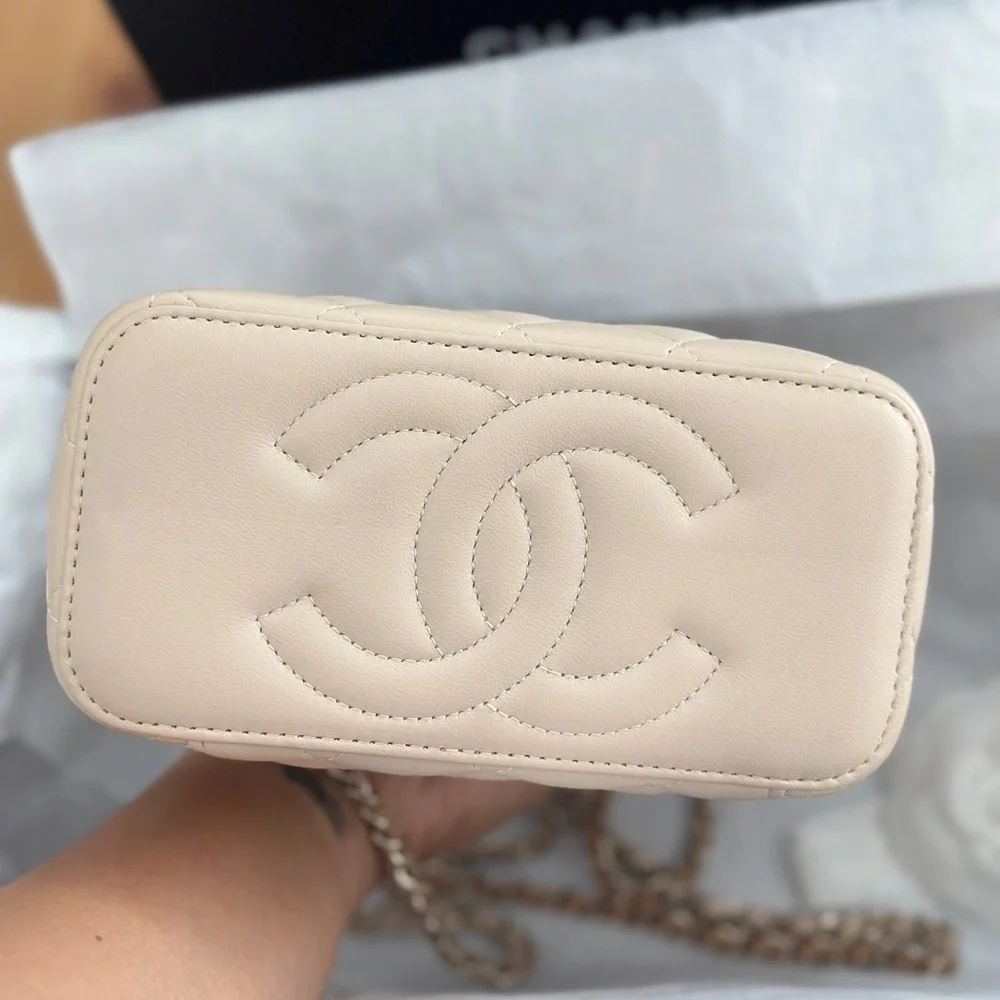❌ SOLD ❌ Chanel 23P Two Toned Vanity Top Handle Ecru/Beige Lambskin - Picture 4 of 7